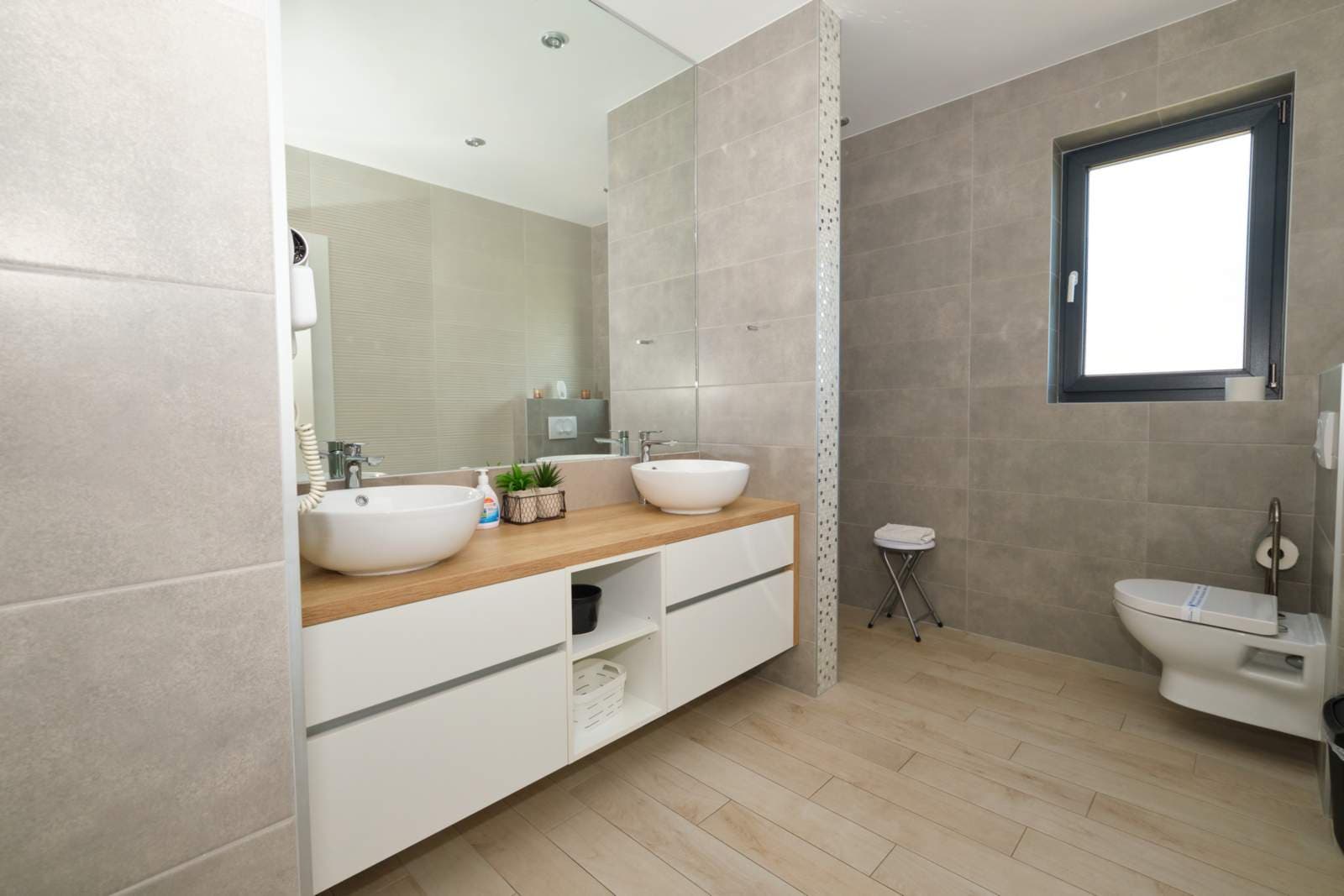 Double-basin bathroom