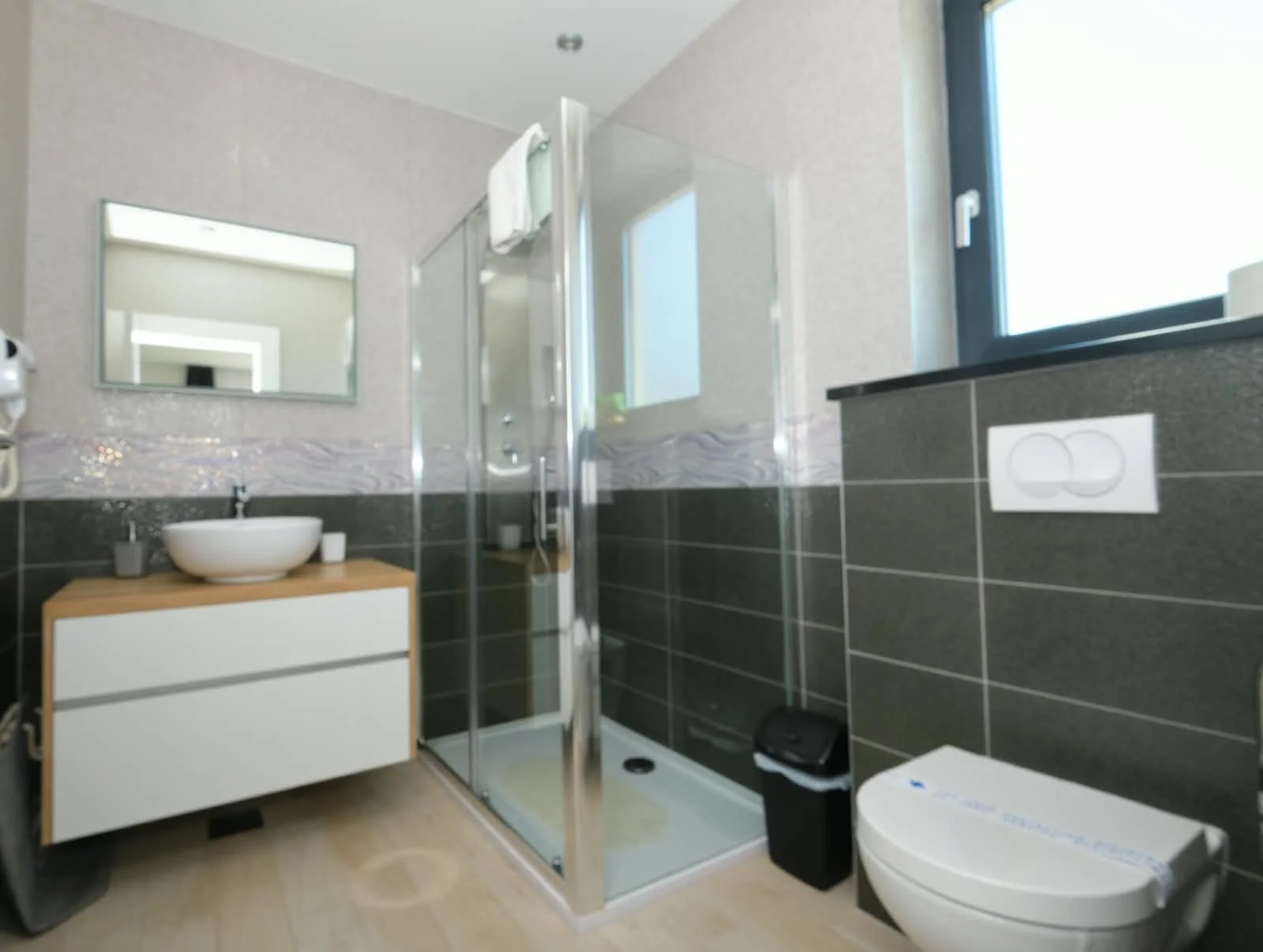 Fourth en-suite bathroom