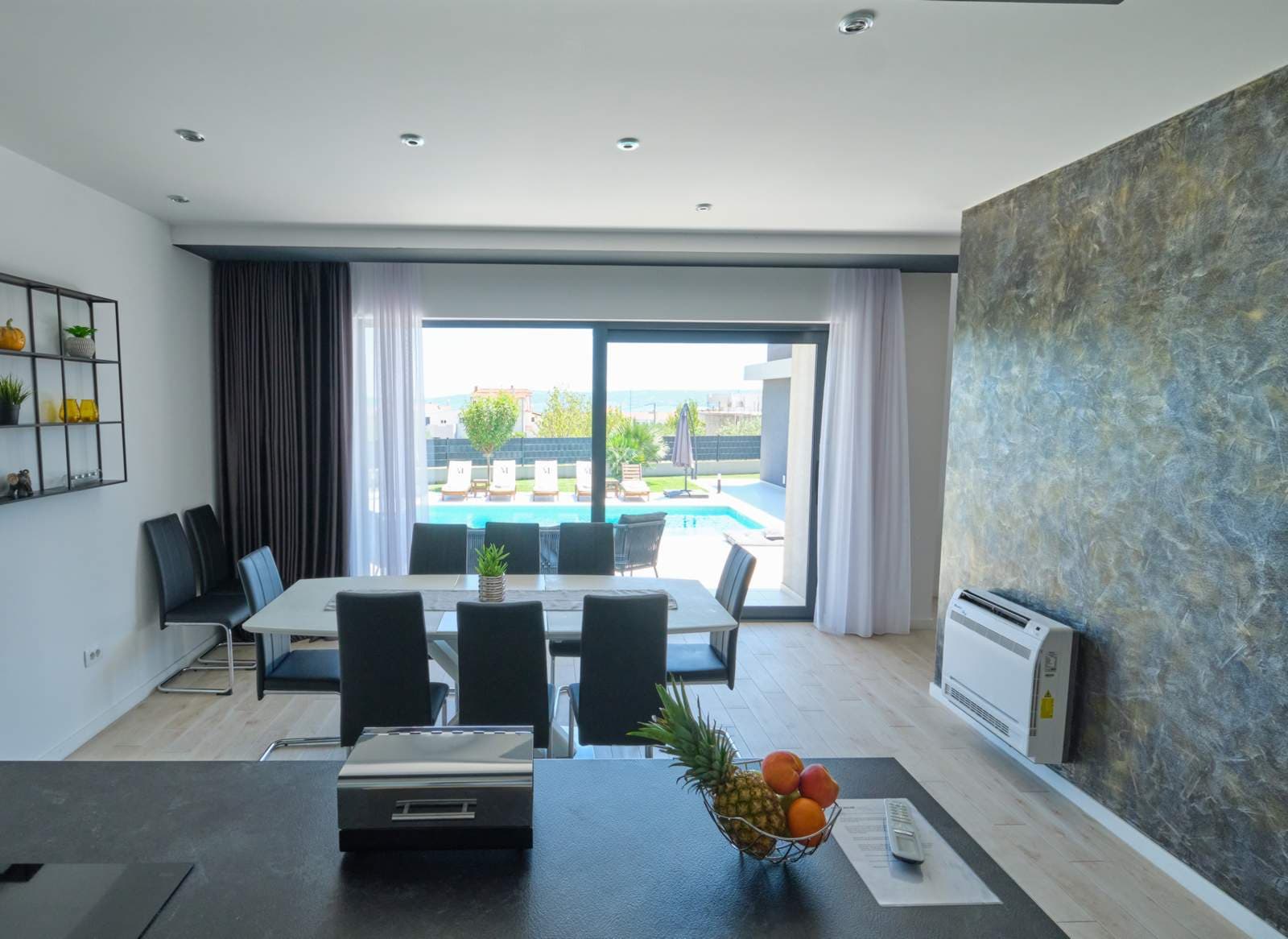 Dining room towards the pool