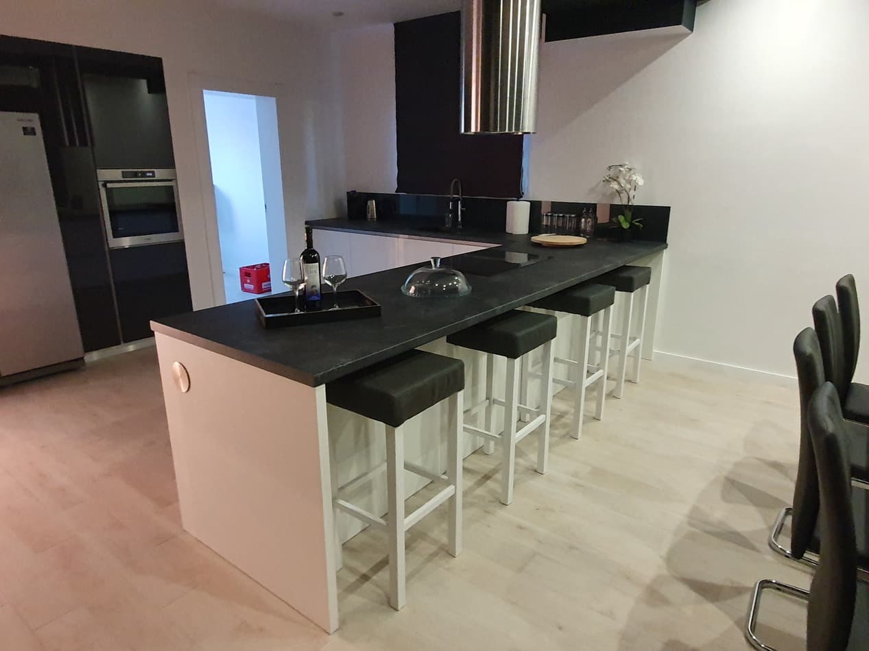 Breakfast bar