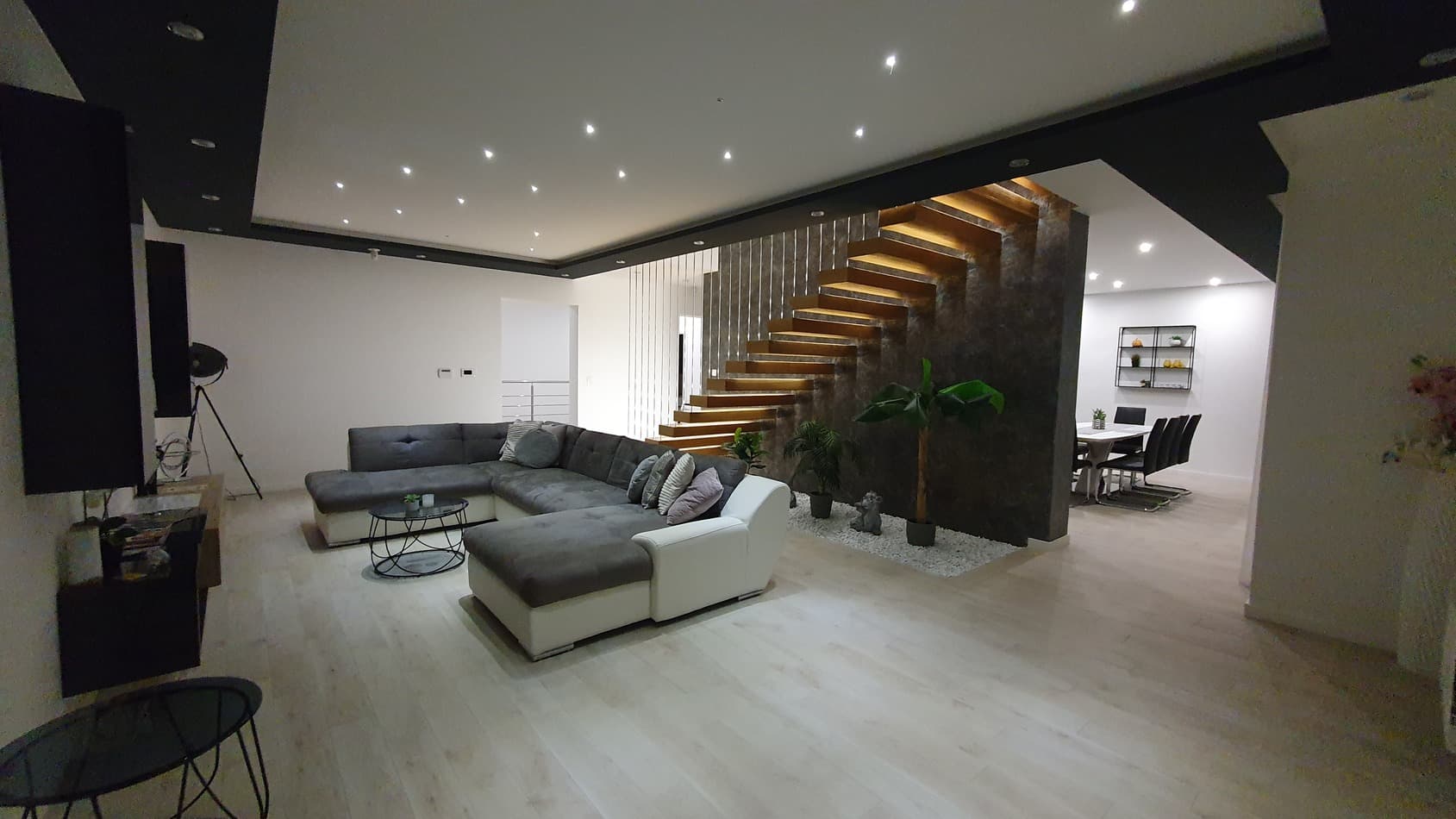 Living area, wide