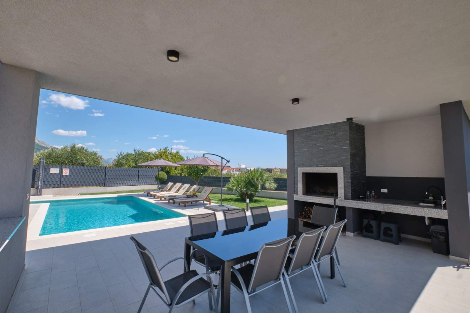 Covered terrace and grill